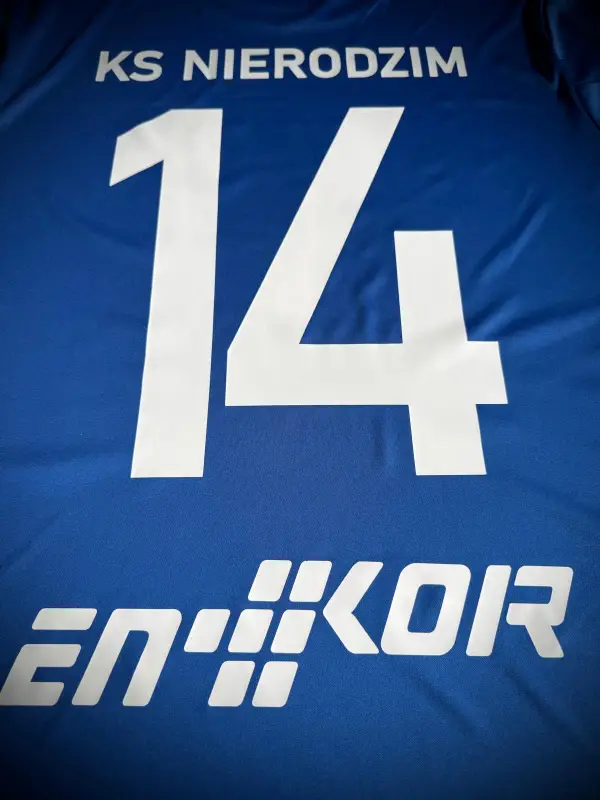 Personalizowana koszulka sportowa z numerem i logo